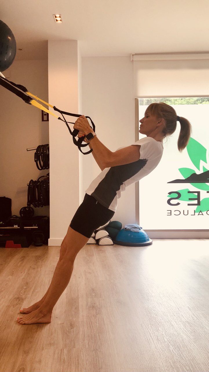instructora haciendo trx